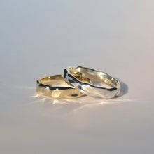 Load image into Gallery viewer, Glimmer Band Ring Gold