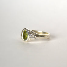 Load image into Gallery viewer, Mountain Top Signet - Peridot
