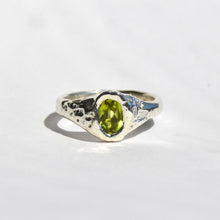 Load image into Gallery viewer, Mountain Top Signet - Peridot
