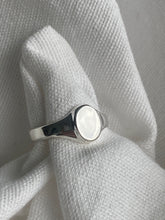 Load image into Gallery viewer, Oval Signet Ring
