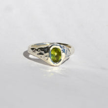 Load image into Gallery viewer, Mountain Top Signet - Peridot

