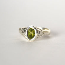 Load image into Gallery viewer, Mountain Top Signet - Peridot

