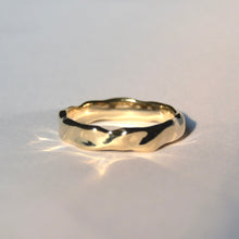Load image into Gallery viewer, Glimmer Band Ring Gold
