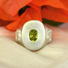 Load image into Gallery viewer, Bougainvillea Peridot Signet
